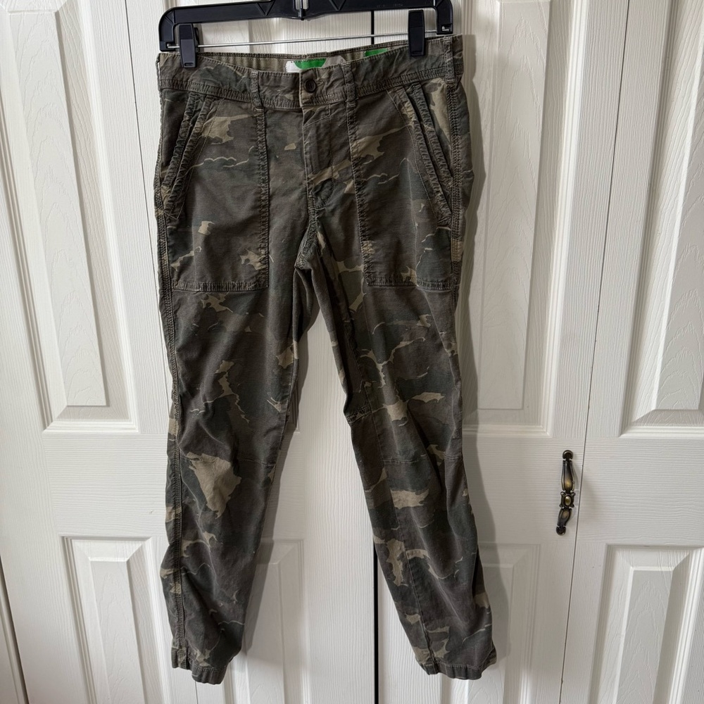 Anthropologie The Wander Camouflage Cargo Pants Women’s size 26